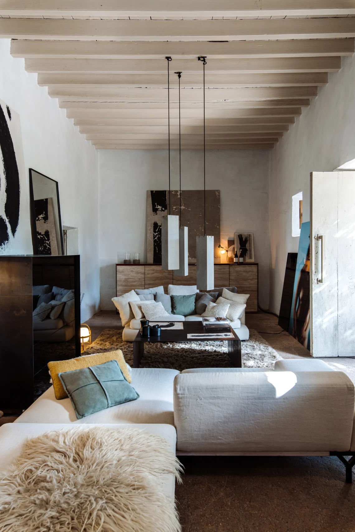 Living room with wooden beams and a white sofa